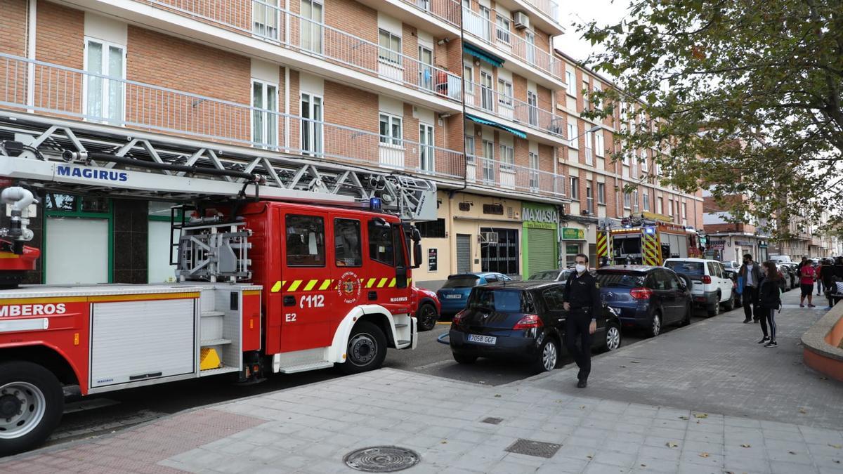 Los bomberos intervienen en Hermanos Pinzón.