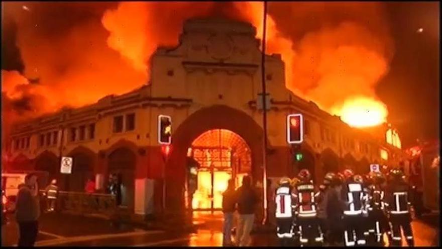 Los bomberos sofocan un aparatoso incendio en Chile