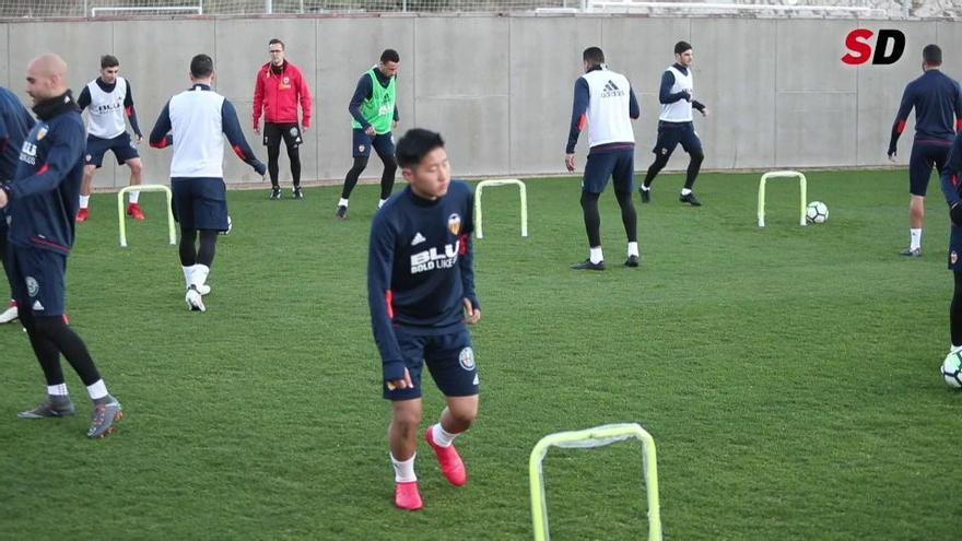 Kangin Lee entrena con el Valencia CF