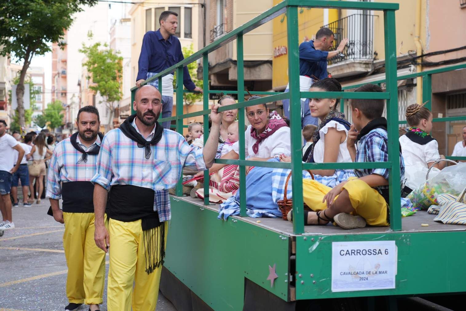 El Grau da inicio a las fiestas de Sant Pere con pólvora, bous y música