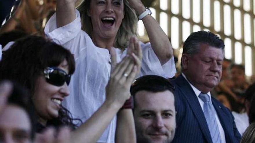 La alcaldesa celebra una ocasión el domingo desde el palco.