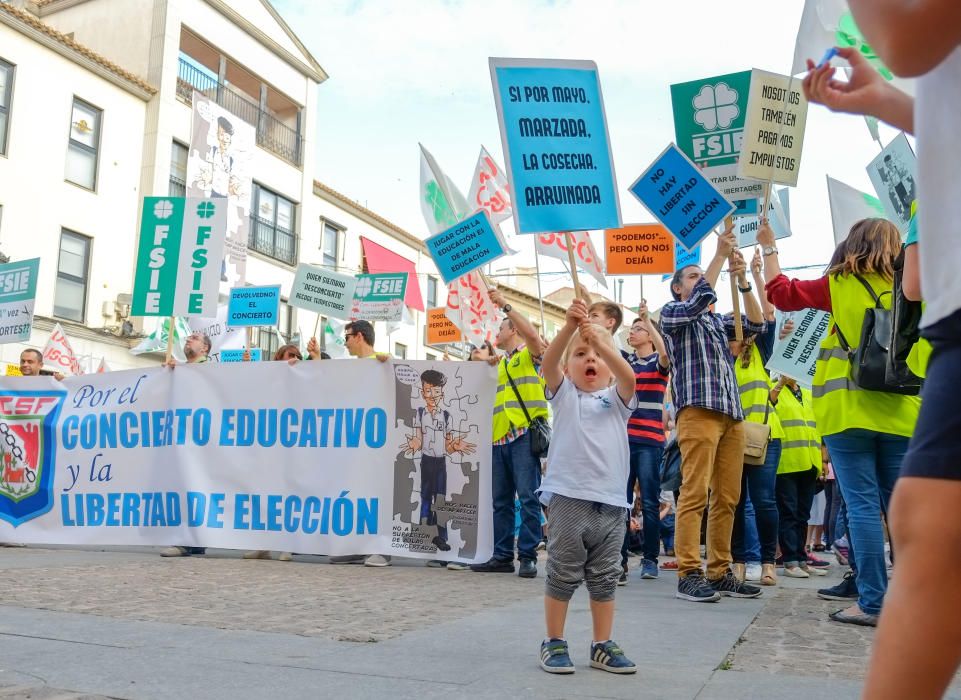 La educación concertada protesta en Elda contra los recortes del Consell
