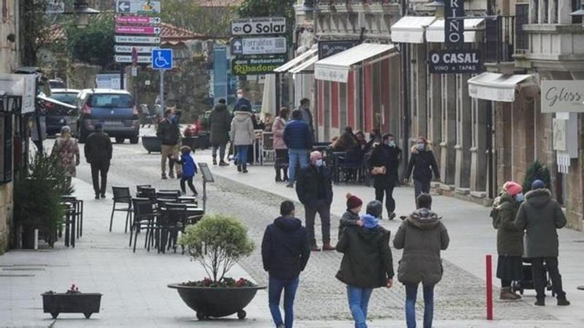 Personas en una calle de Cambados.