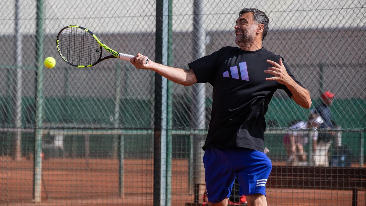 Bruguera, peloteando en las Centre Municipal de Tennis de Cornellà.