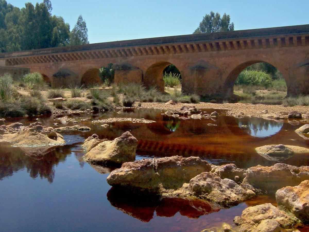 El Puente Romano de Niebla sobre el río Tinto