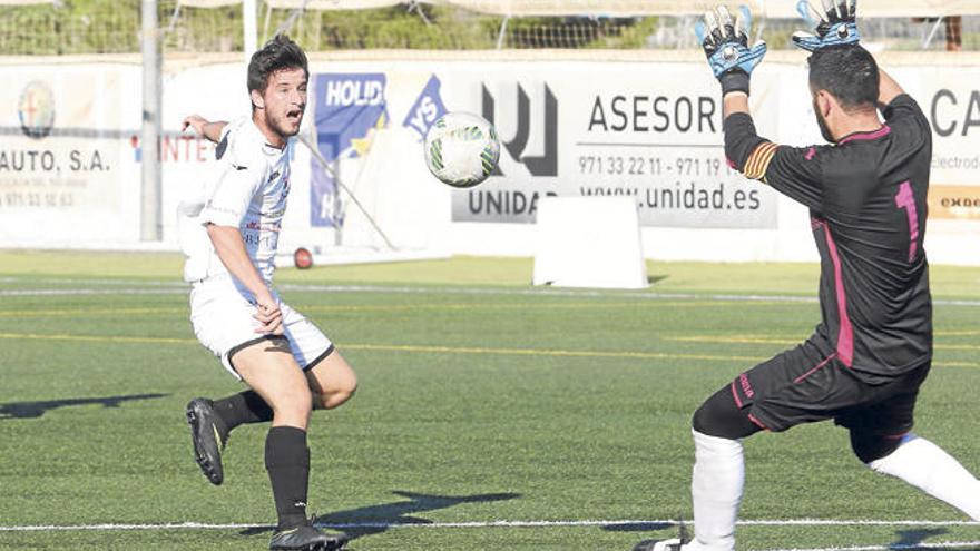 El peñista Luna remata a puerta en el partido que su equipo jugó contra el Campos (2-0) hace diez días en Santa Eulària.