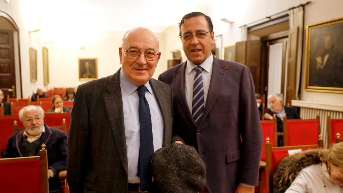 Juan Luis Rodríguez-Vigil y Venancio Martínez, instantes antes de la intervención del primero en el RIDEA. | L. Murias