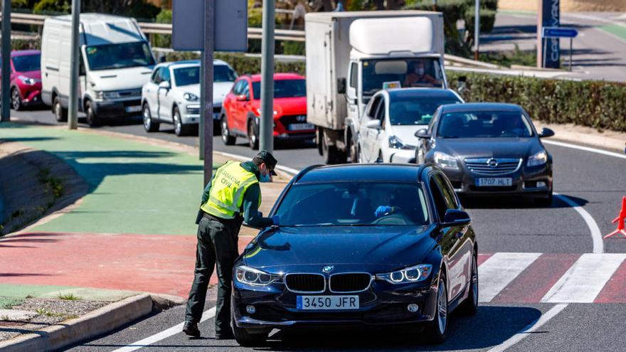 Control de la Guardia Civil en la CV-70 entre La Nucía y Benidorm