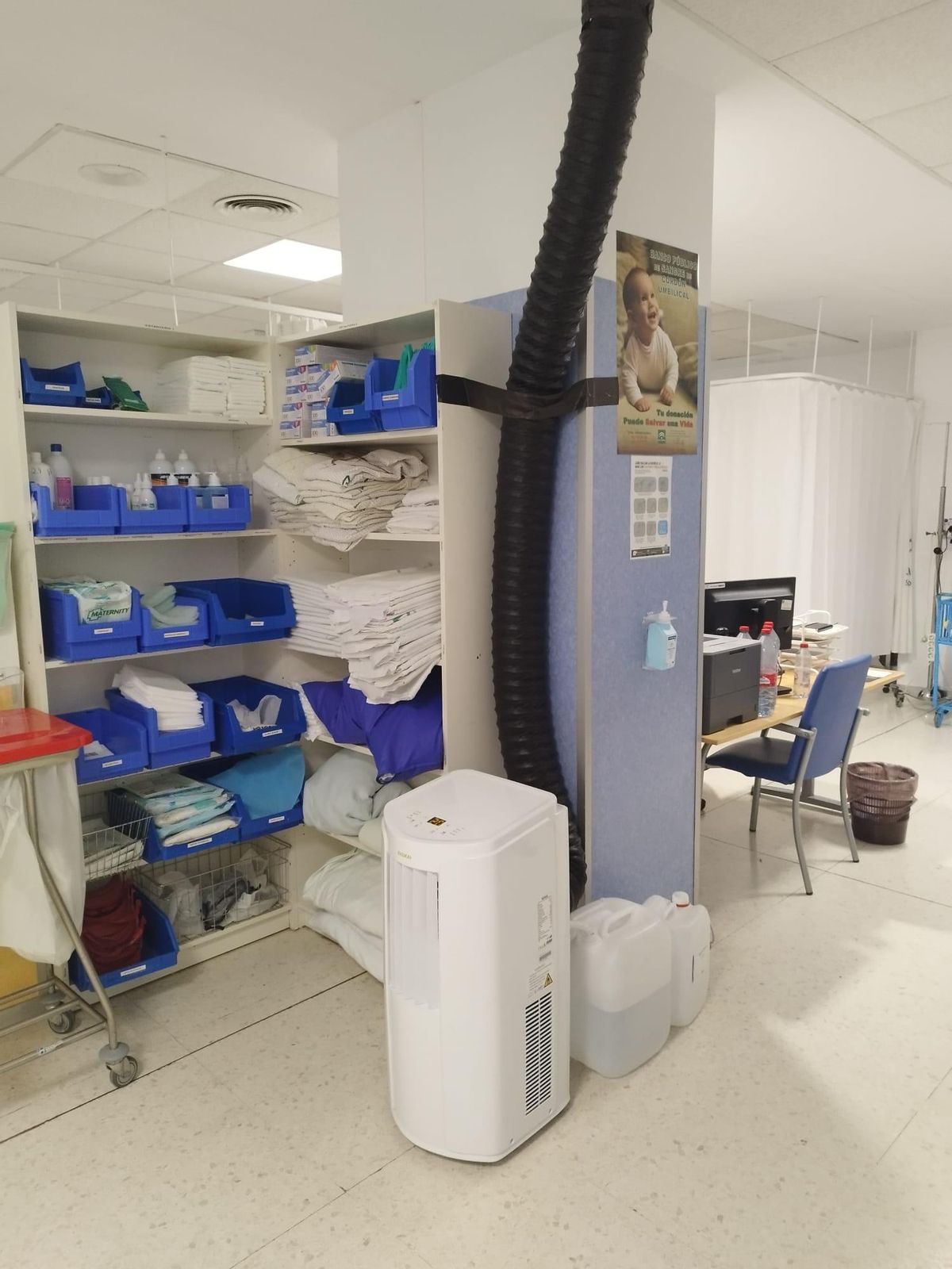 Instalación provisional de aparatos de climatización portátiles en el Hospital Materno