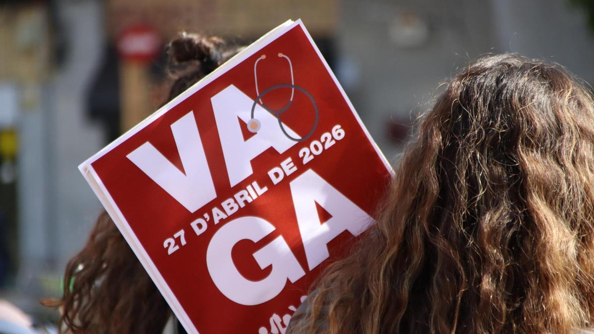 Una metgessa porta un cartell de vaga en una manifestació del col·lectiu a Barcelona.