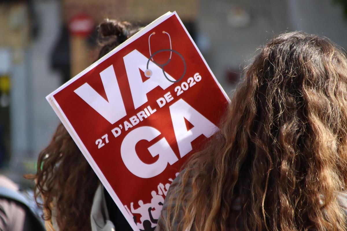 Una metgessa porta un cartell de vaga en una manifestació del col·lectiu a Barcelona.