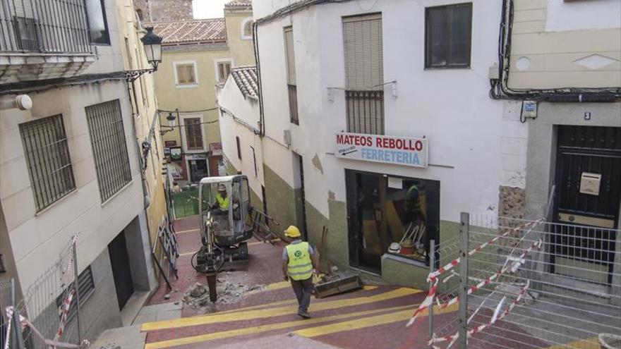 Se retoman las obras para construir una escalera mecánica en Alzapiernas