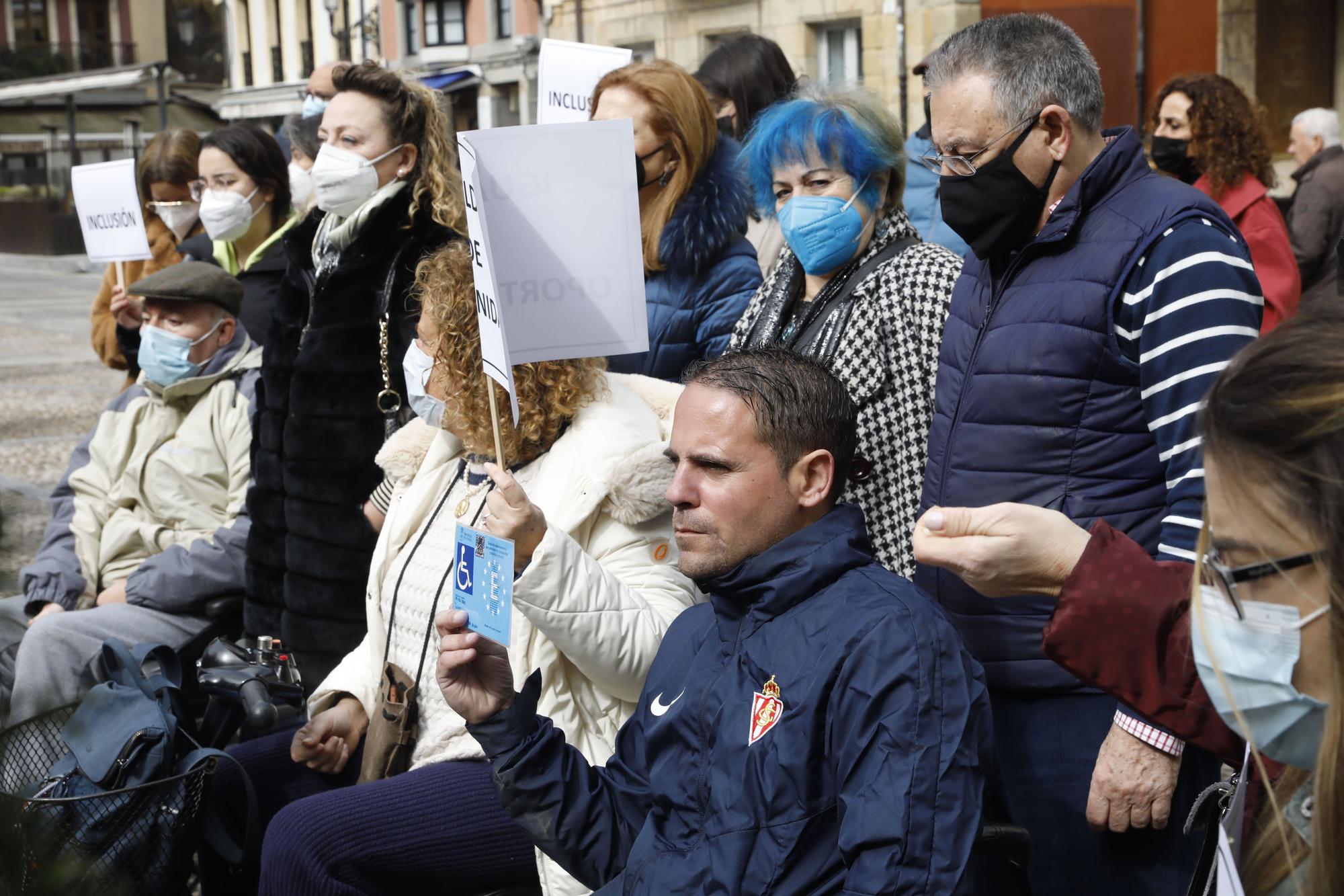 En imágenes: Concentración de personas con movilidad reducida contra la tarjeta ORA en Gijón