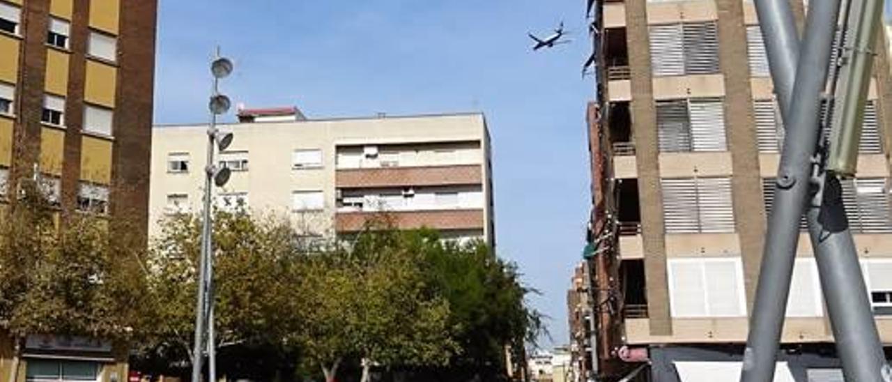 Un avión sobrevuela el caso urbano de Xirivella, en su maniobra de aterrizaje.