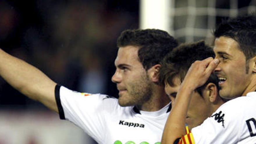 Villa, Hernández y Mata celebran el segundo gol de equipo.