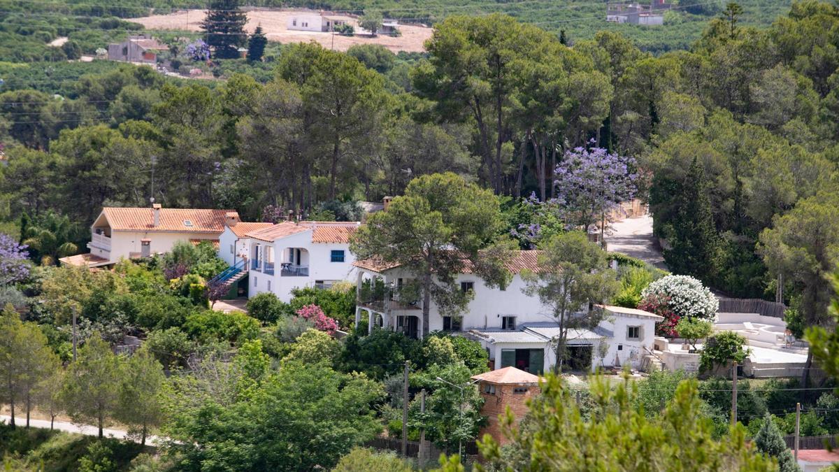 Algunas de las viviendas de la Colonia Les Oronelles, la primera de Alzira que ha impulsado un programa colectivo de minimización de impacto territorial.