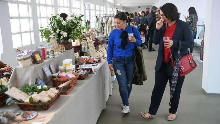 Clientes miran puestos con productos en el Mercado de las Nubes este año.