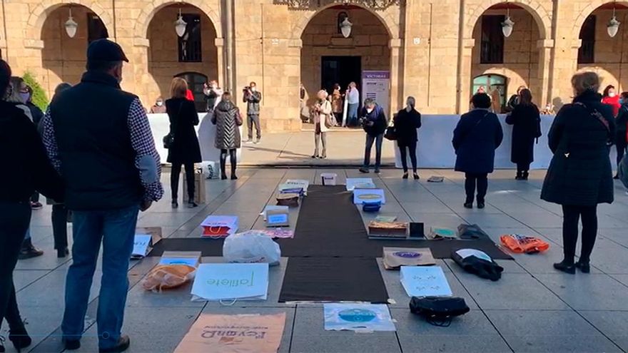 Los comerciantes avilesinos protestan en la plaza de España de Avilés