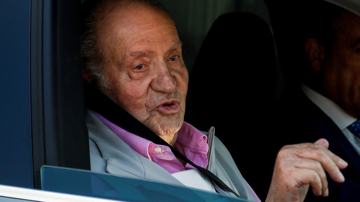 El rey Juan Carlos saluda a los periodistas a la salida del hospital, este sábado.