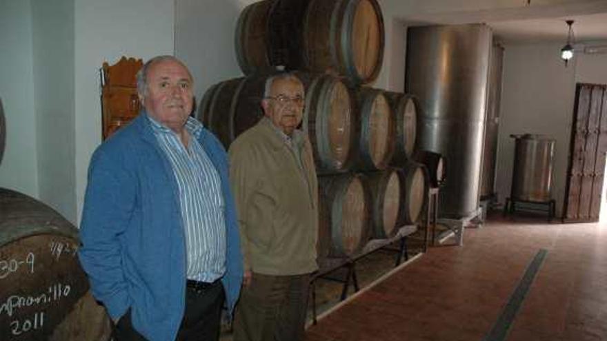 José Molina y Ángel Martín, en la bodega J. Molina, situada en pleno centro de Colmenar.