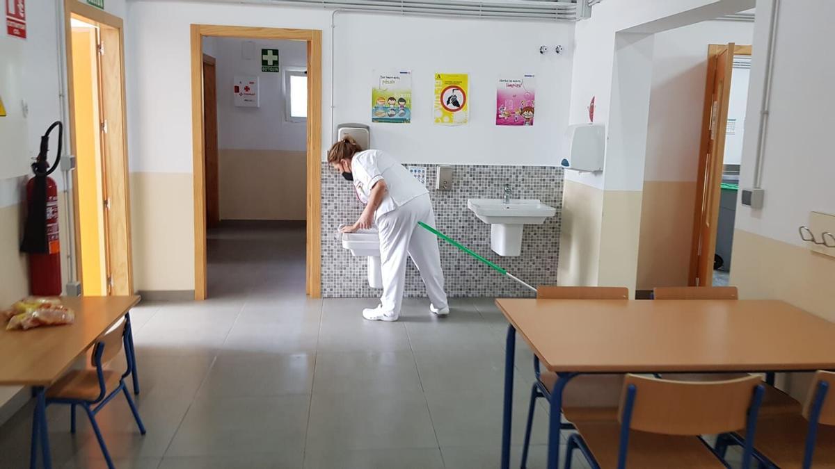 Imagen de archivo de una trabajadora de limpieza en un colegio público.