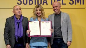 Yolanda Díaz vicepresidenta segunda del Gobierno y ministra de Trabajo y Economía Social, los secretarios generales de CCOO, Unai Sordo y de UGT, Pepe Álvarez, durante la firma del acuerdo alcanzado para la subida del Salario Mínimo Interprofesional (SMI).