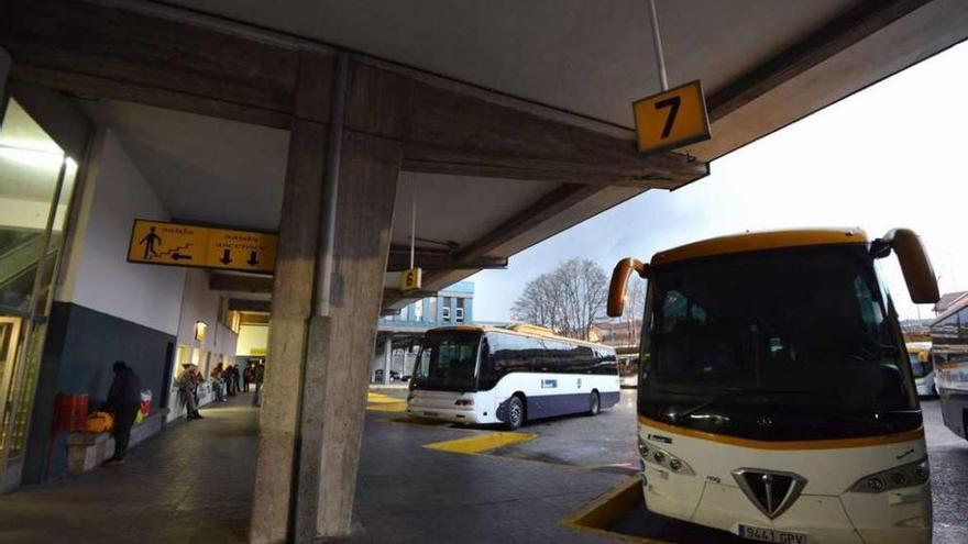 Autobuses de la empresa Monbus a punto de partir de la estación de Pontevedra.  // Gustavo Santos