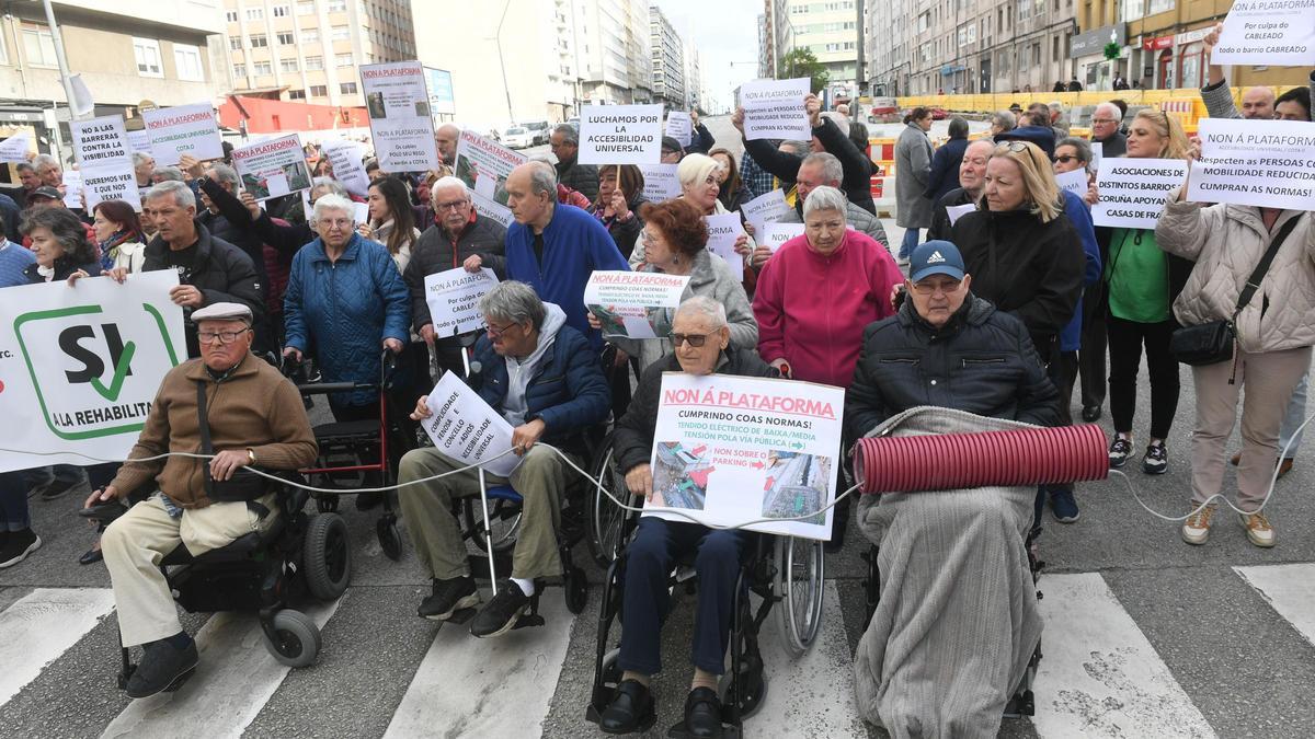 Protesta de los vecinos de las Casas de Franco por las barreras arquitectónicas