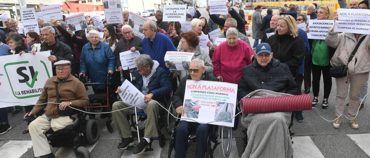 Los vecinos de las Casas do Franco cortan la Ronda de Outeiro para exigir modificar el proyecto de rehabilitación