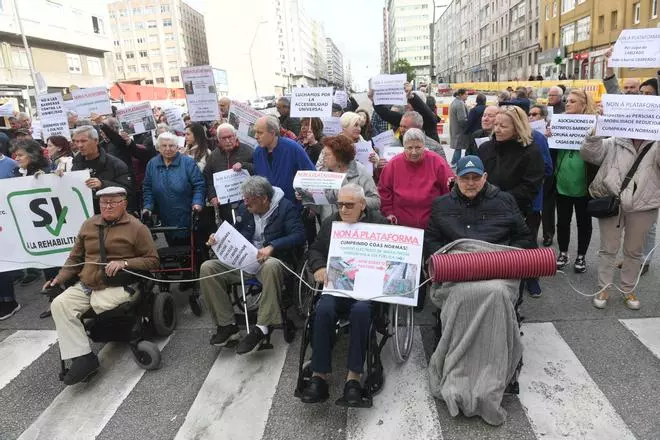 Los vecinos de las Casas do Franco cortan la Ronda de Outeiro para exigir modificar el proyecto de rehabilitación