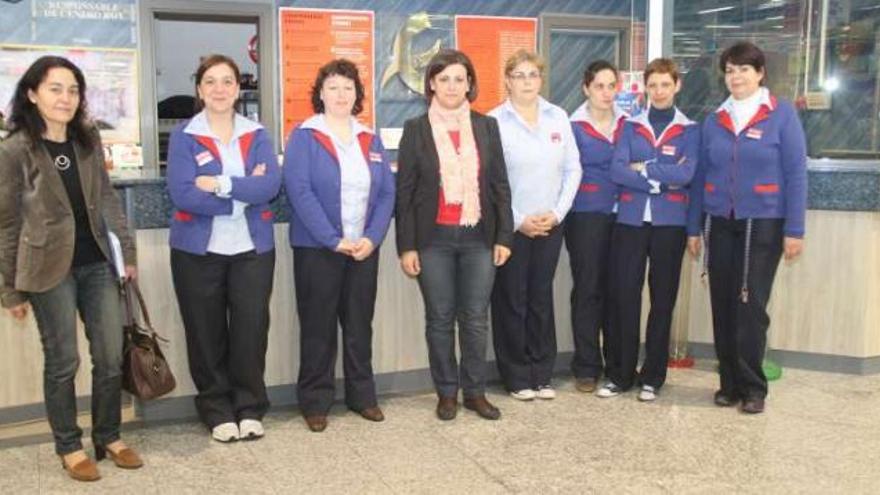 Las alumnas posan junto a responsables del programa formativo, que se imparte en el hipermercado Eroski Lalín, con la edil María José Batán en el centro.