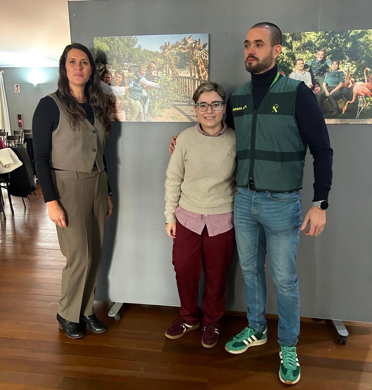La alumna de APNABA, Marina Chamizo, junto con la Guardia Civil.