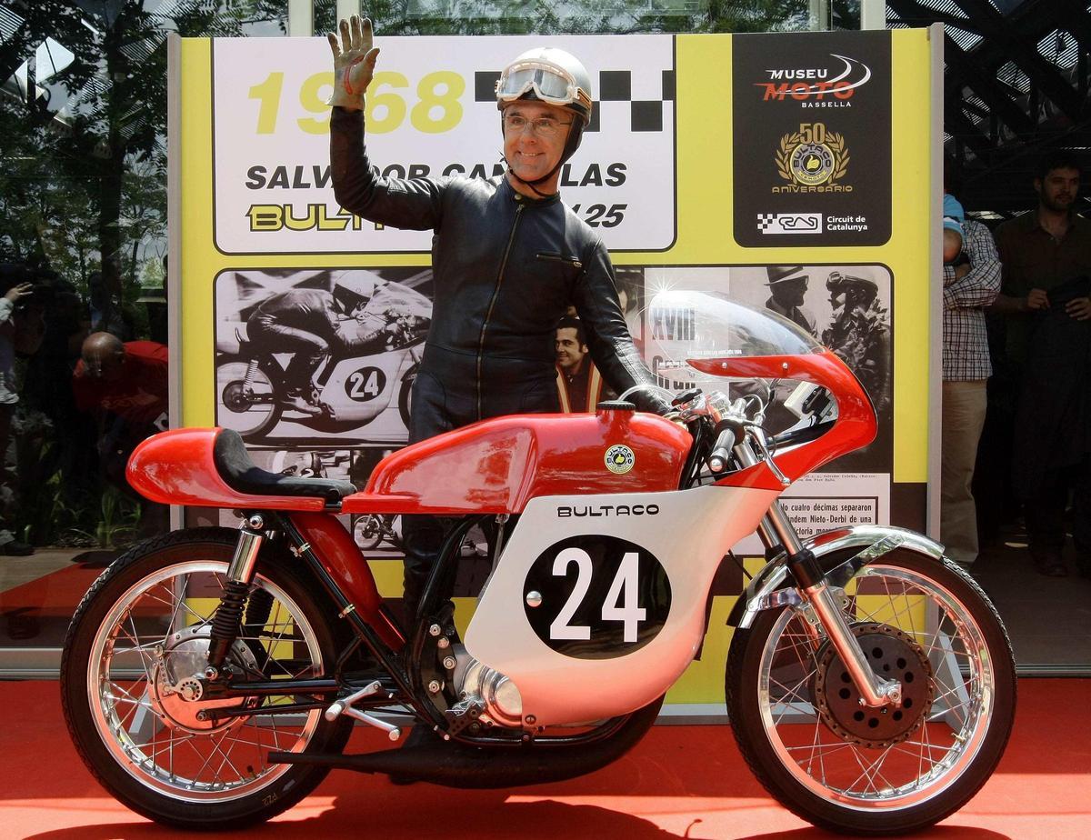 Salvador Cañellas posa con la Bultaco 125cc con la que ganó el GP de Montjuïc, en 1968.