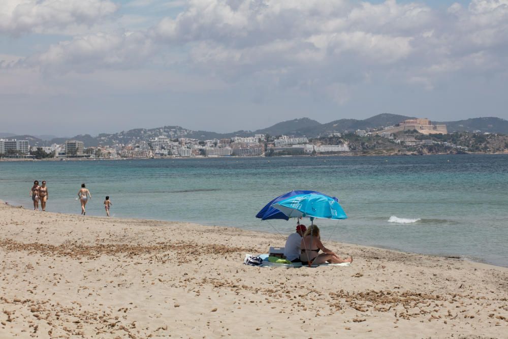 Los grupos de turistas que cada año invaden las playas de Ibiza se han visto sustituidos este año por residentes en ERTE o en busca de empleo