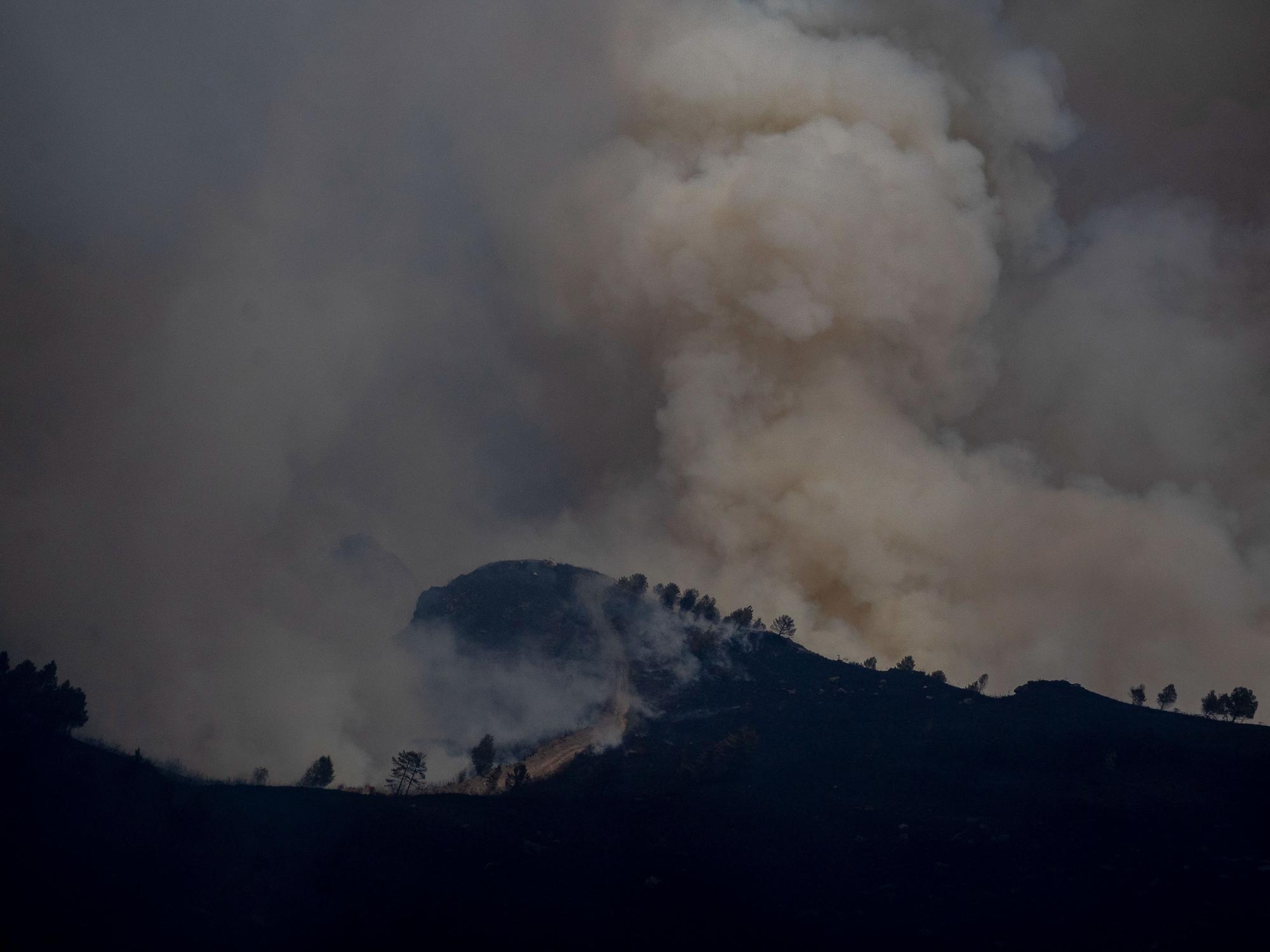 Más de una decena de núcleos desalojados en el incendio de Folgoso do Courel