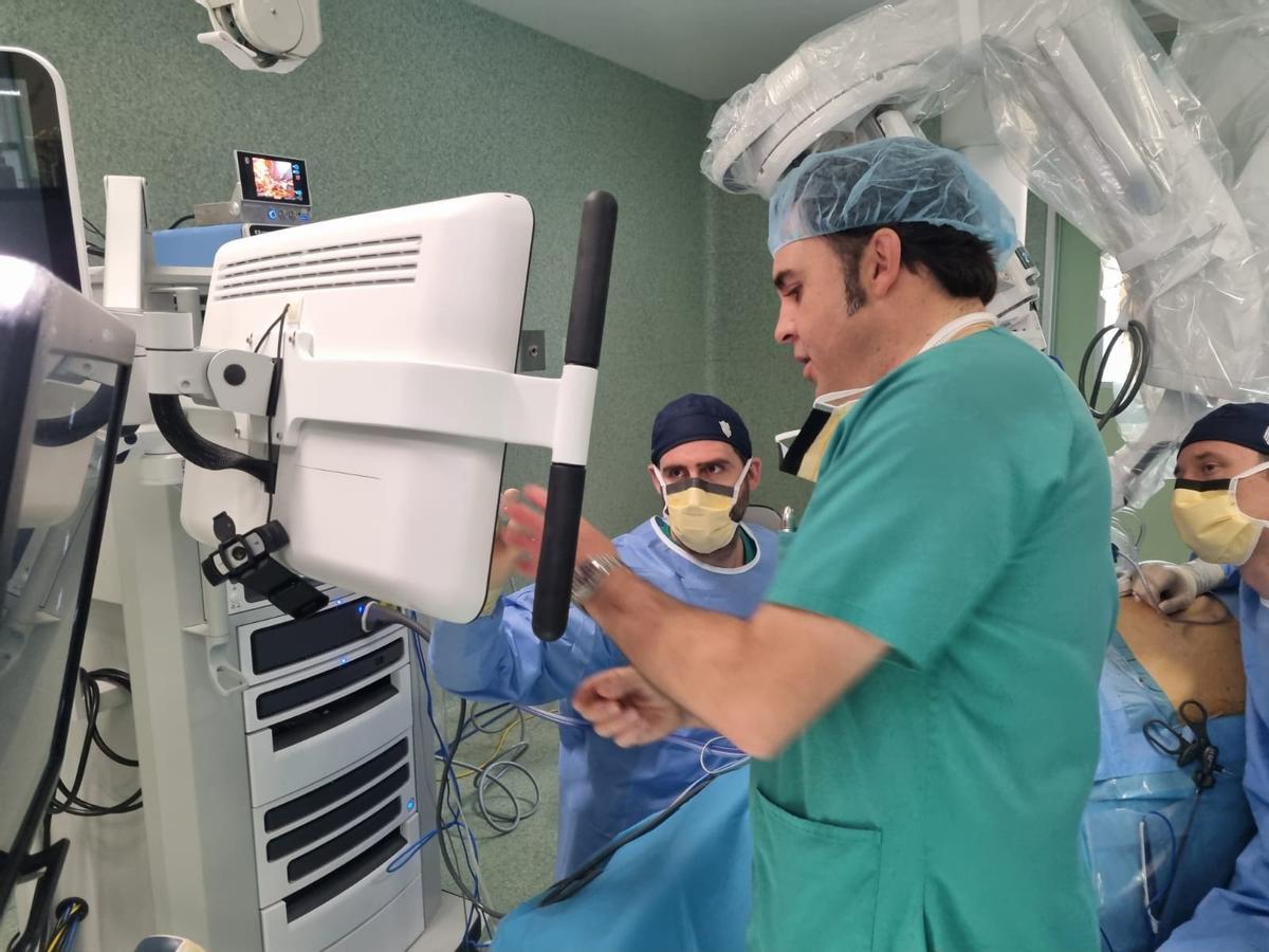 El doctor Vital Hevia manejando el Da Vinci