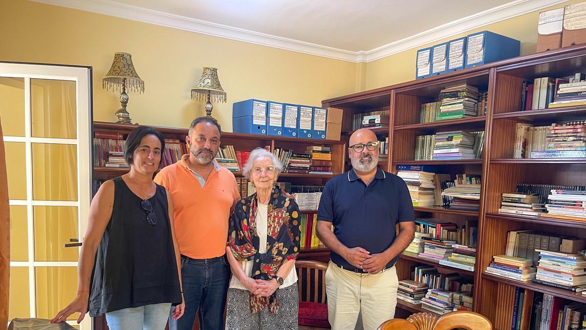 Familiares de Agustín Hernández Díaz junto Raúl Afonso y Octavio Suárez.