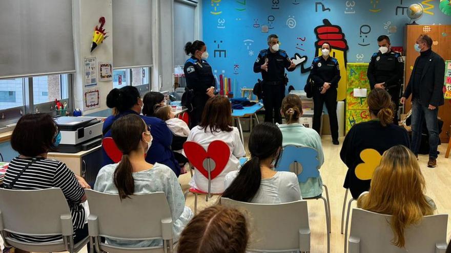 La Policía Local visita a niños ingresados en Pediatría