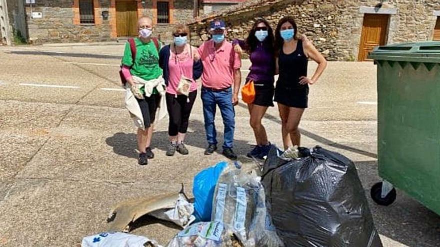 Vecinos de Villanueva de Valrojo dan un ejemplo de conciencia ambiental con la recogida de basura 