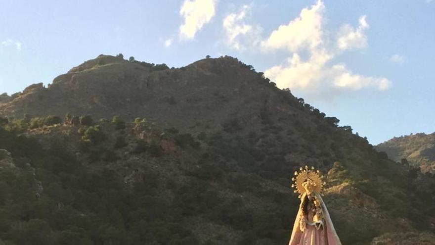 Los devotos bailan ante la imagen de la Virgen de la Salud.