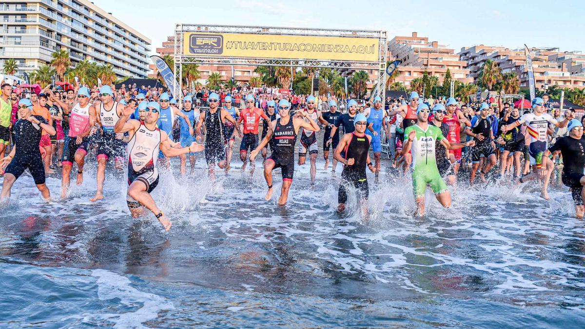 Las y los triatletas tendrán que enfrentarse a una natación a dos vueltas en las cálidas aguas del Mediterráneo.