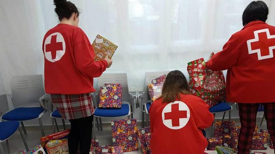 Voluntarias de Cruz Roja Ribadesella, durante la última entrega de la asamblea, en Reyes.