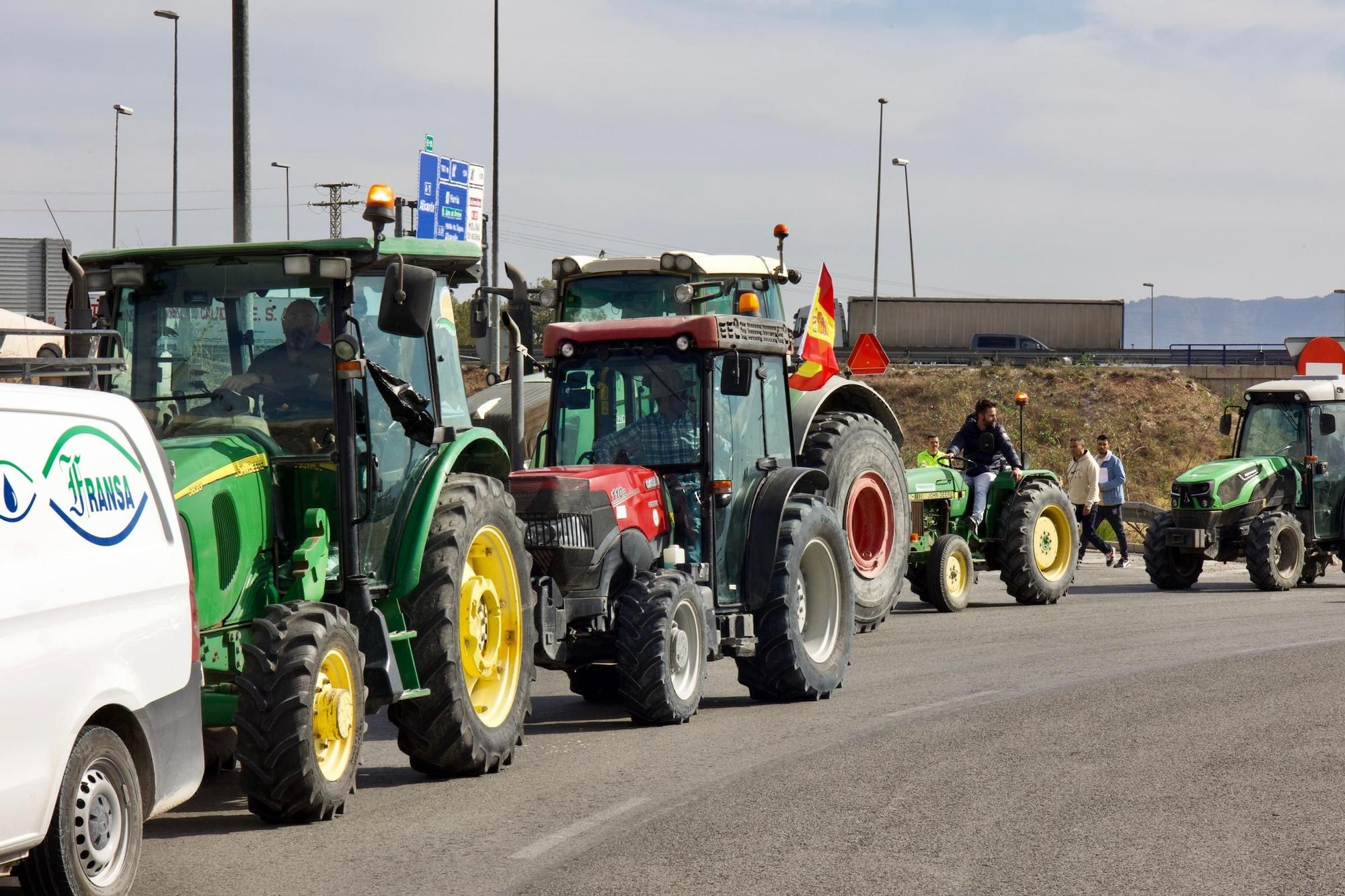 Las imágenes de la protesta de agricultores que ha colapsado el tráfico en Murcia