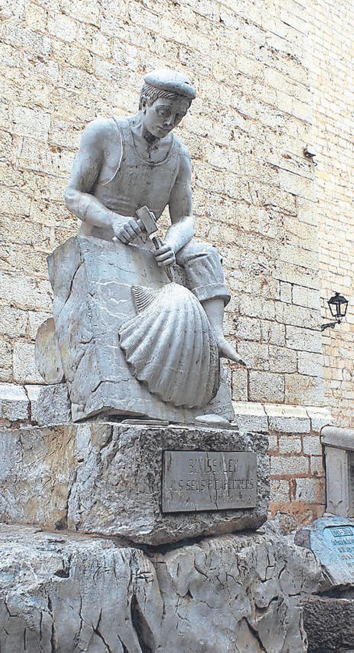 Binissalem celebra los 40 años de la escultura del Picapedrer, obra de Guillem Terrassa.
