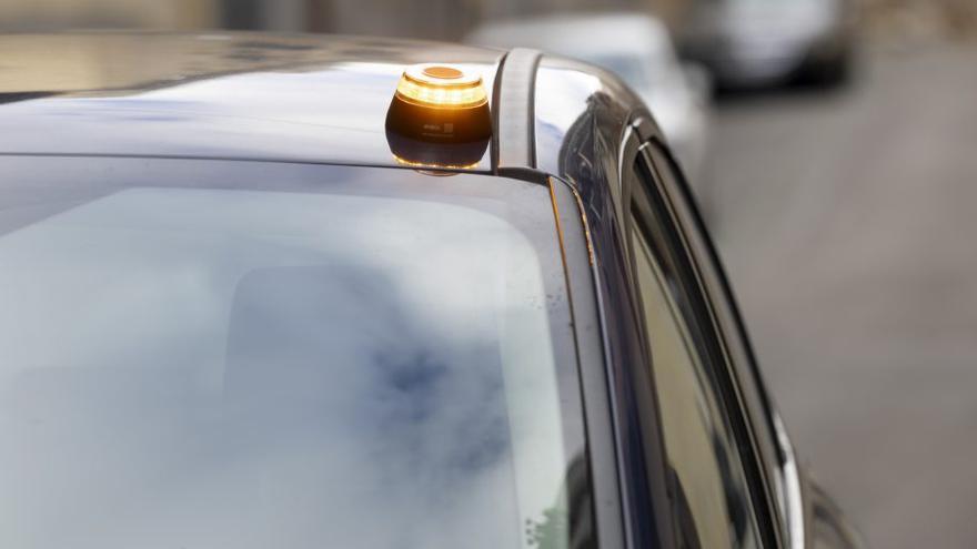 Facua acusa a la DGT de permitir la venta de V16 «homologadas» que incumplen la norma