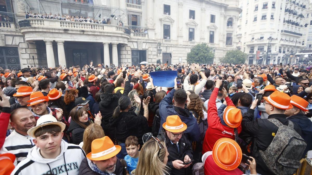 Ambiente en la mascletá de hoy, domingo.