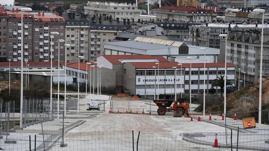 Obras de urbanización del parque ofimático, con Matogrande al fondo.