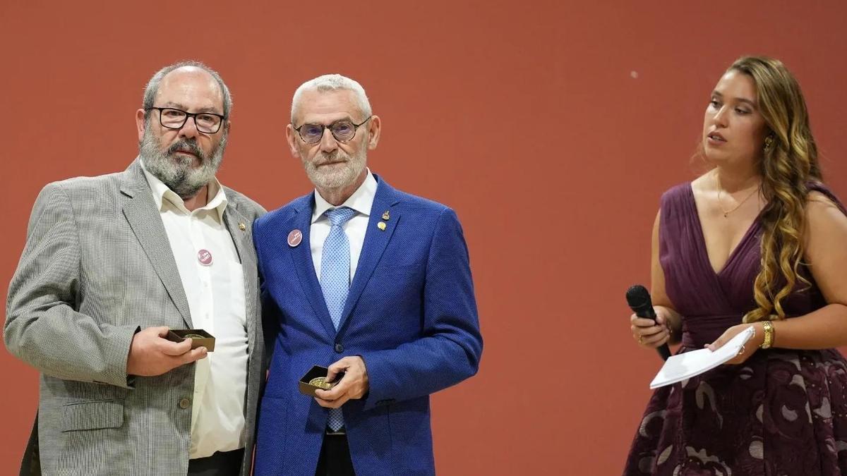 Miguel Chavarría recibe la insignia de oro junto al presidente de la sociedad, Pepe Carbonell y la musa de música, Marta Martí