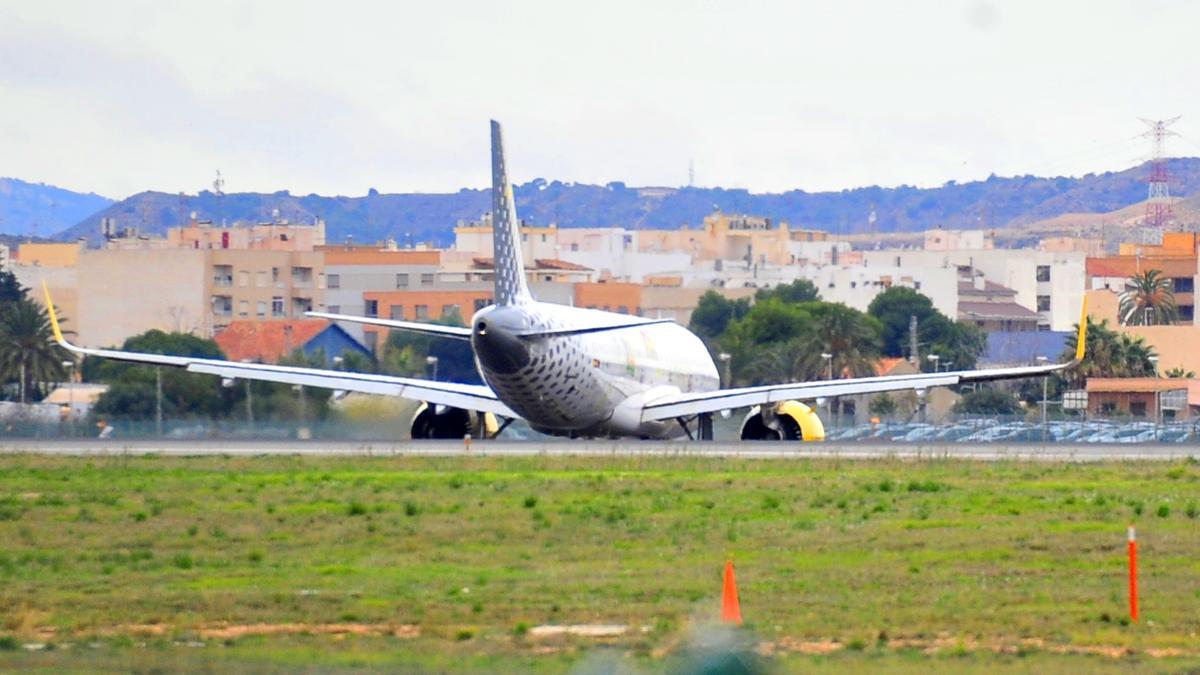 Un avión en el Aeropuerto Miguel Hernández, en una imagen de archivo.