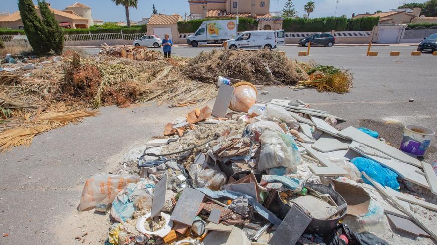 Orihuela refuerza la plantilla de limpieza viaria con 29 trabajadores para la costa en verano